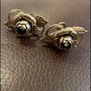 Vintage  Rose Flower Screw Back Earrings gold Tone Jewelry EUC 🌹